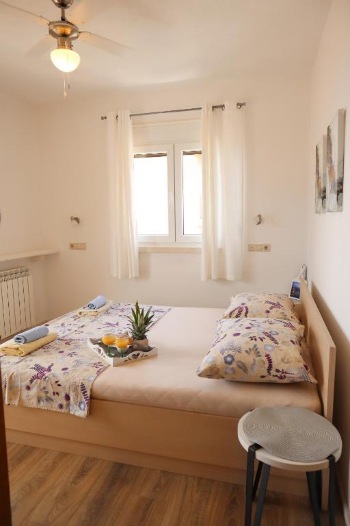 Posteľ alebo postele v izbe v ubytovaní Apartment Amore - 2 bedroom, 2 bathroom, sea view terrace, 250m from beach