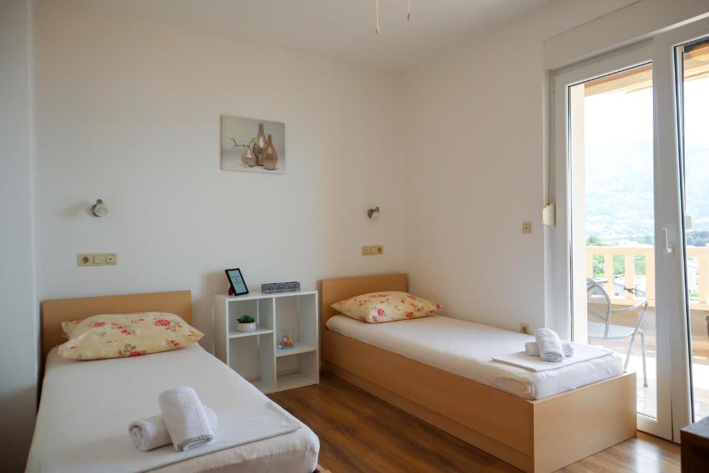 Posteľ alebo postele v izbe v ubytovaní Apartment Amore - 2 bedroom, 2 bathroom, sea view terrace, 250m from beach