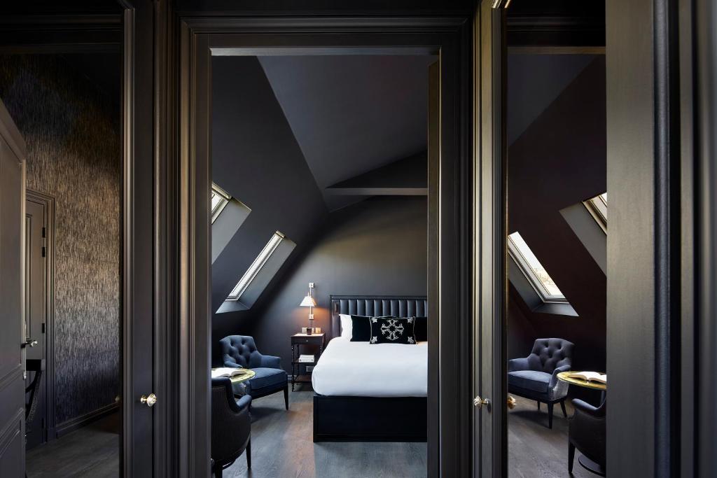 Postel nebo postele na pokoji v ubytování Hotel de Montesquieu