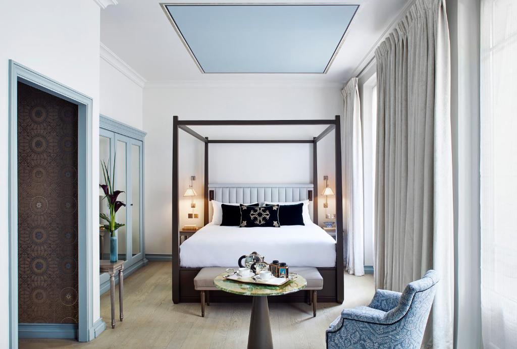 Säng eller sängar i ett rum på Hotel de Montesquieu