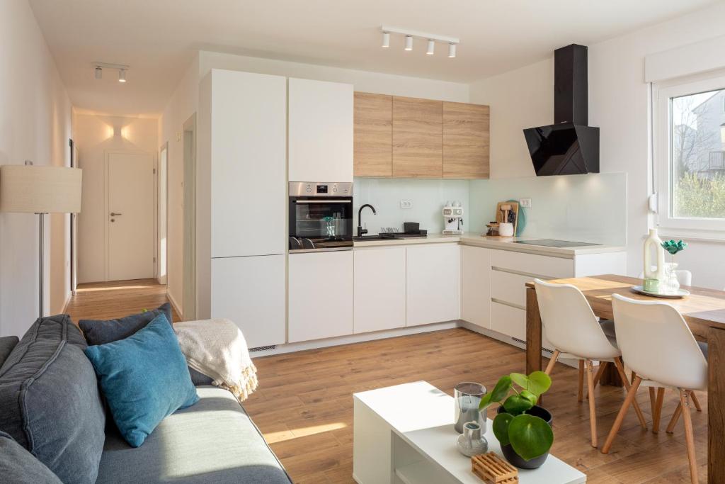 Kuchyňa alebo kuchynka v ubytovaní Apartment with terrace and parking near beach