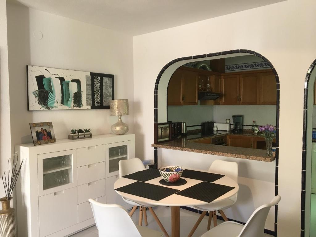 A kitchen or kitchenette at Costa Hispania