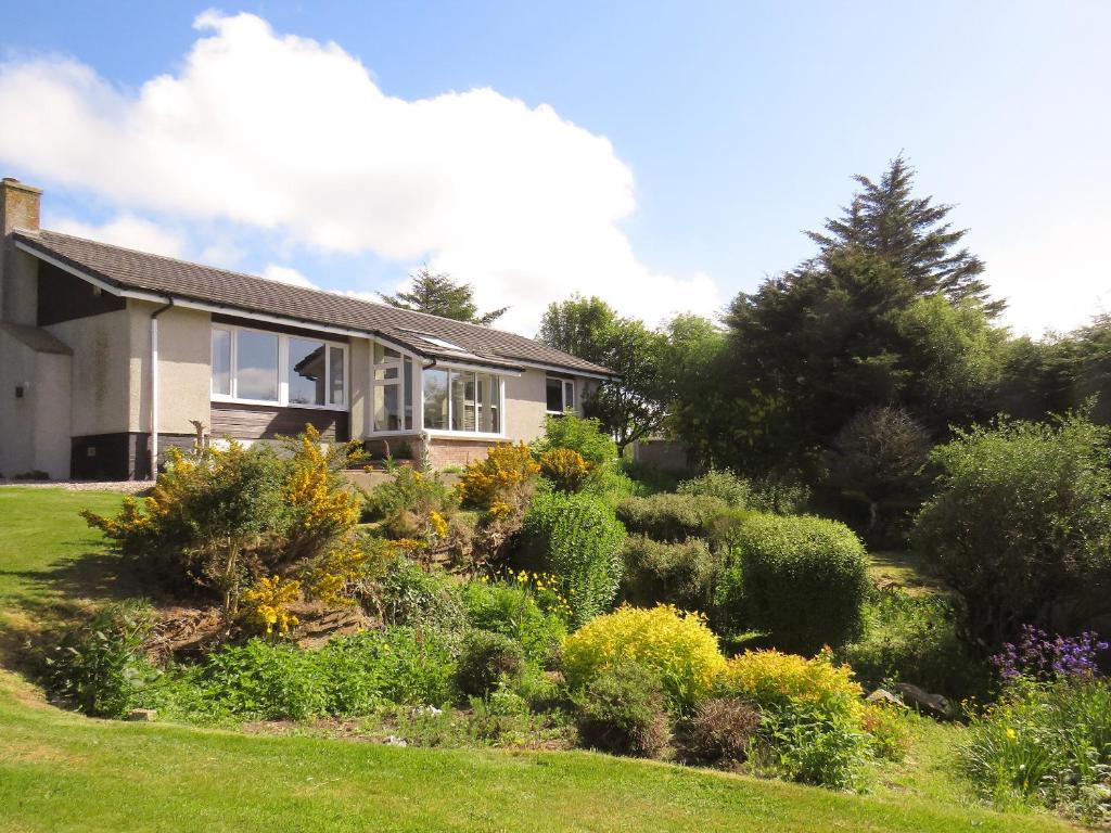 a garden in front of a house at Ardbeg in Skaill