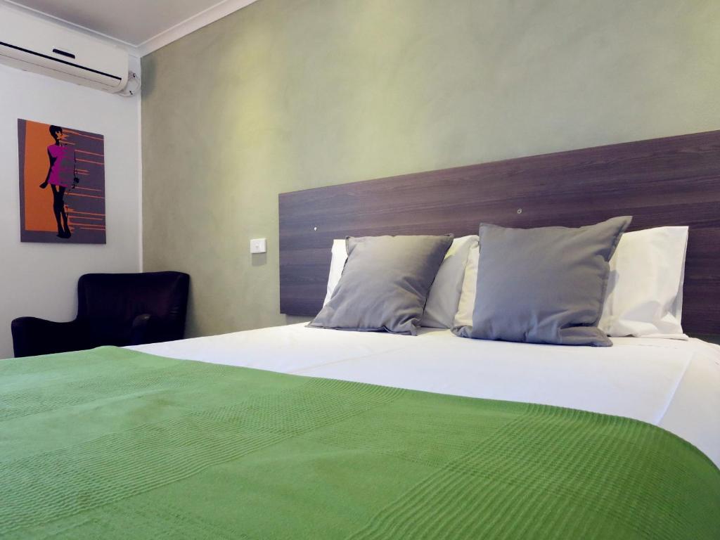 מיטה או מיטות בחדר ב-Mackay Motor Inn
