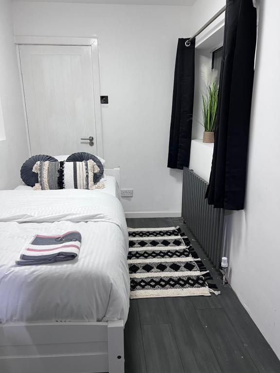 een slaapkamer met een bed en een zwart-wit tapijt bij Private room and ensuite Chorlton in Manchester