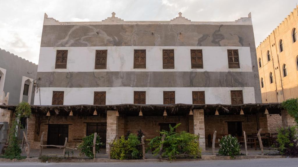 un edificio con una pintura a un lado. en نزل كوفان التراثي Koofan Heritage Lodge en Salalah