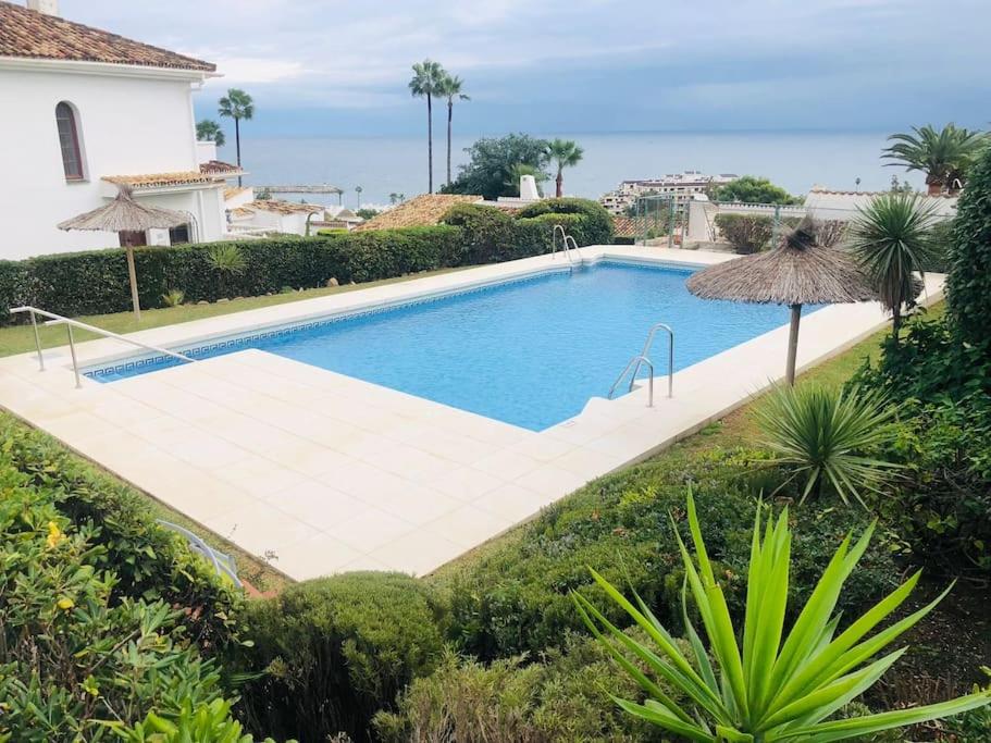Luxury 4 bed townhouse Duquesa with breathtaking views close to Port and Beach - Housity