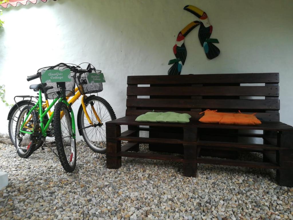 Dos bicicletas están estacionadas junto a un banco. en AnaGris Cottage en Monterrey