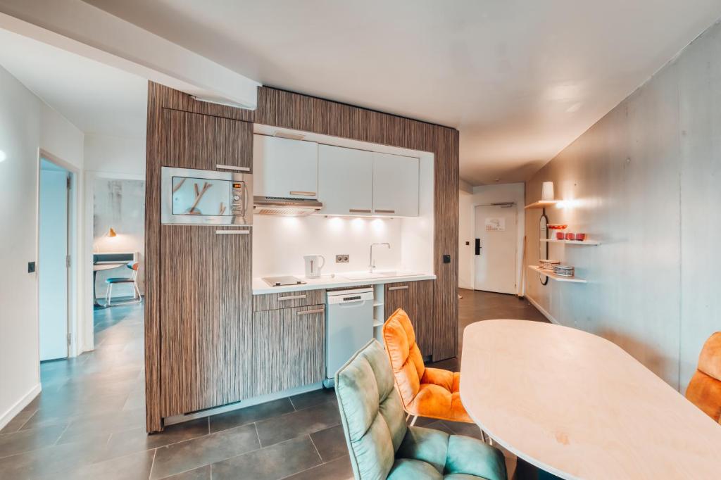 a kitchen and dining room with a table and chairs at COWOOL Cergy in Cergy