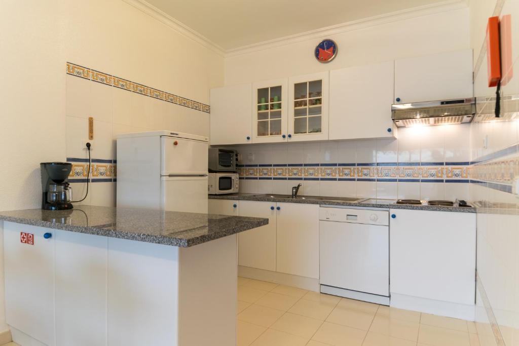 Kuchyň nebo kuchyňský kout v ubytování Akisol Porches White