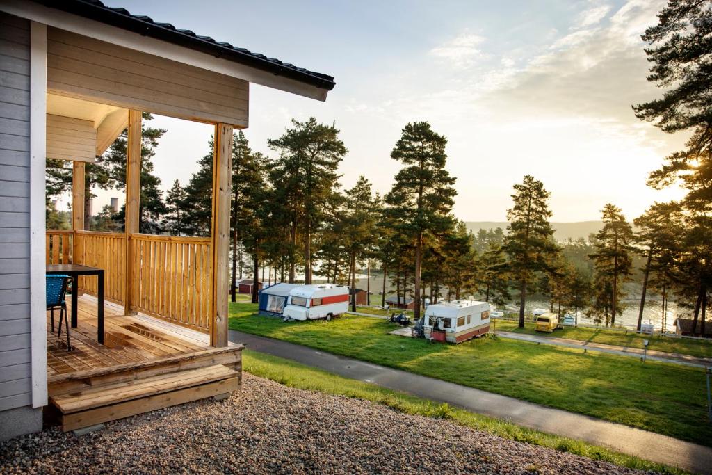 Aussicht von der Veranda eines Hauses mit Wohnmobilpark in der Unterkunft First Camp Fläsian - Sundsvall in Sundsvall
