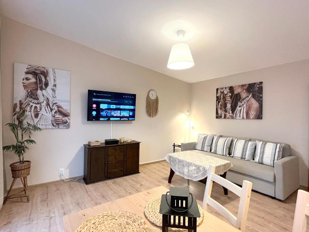 una sala de estar con un sofá y una mesa en 14 Gdynia Centrum - Apartament Mieszkanie dla 4 os, en Gdynia
