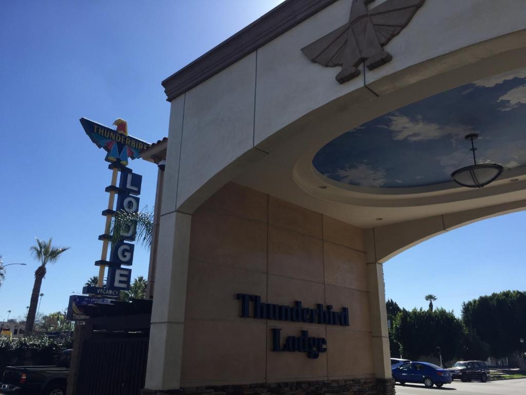 un panneau sur le côté d'un bâtiment avec un panneau dans l'établissement Thunderbird Lodge, à Riverside