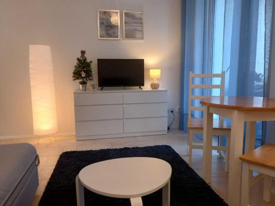 Telewizja i/lub zestaw kina domowego w obiekcie Resort Apartamenty Klifowa Rewal 71