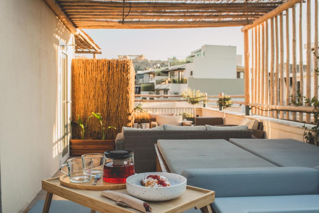 Balkon lub taras w obiekcie Luxury Apartment with Acropolis view Terrace and Jacuzzi in the Heart of Athens - Living Stone Azurite