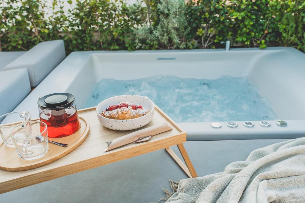 Napoje w obiekcie Luxury Apartment with Acropolis view Terrace and Jacuzzi in the Heart of Athens - Living Stone Azurite