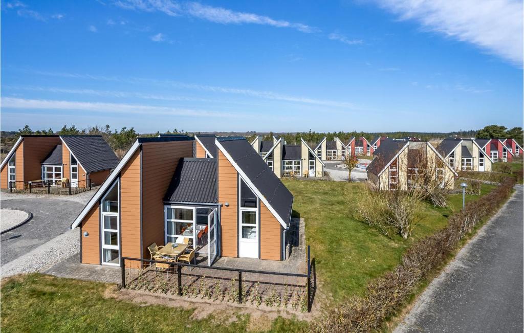 uma vista aérea de uma casa num bairro residencial em Lovely Home In Hadsund With Kitchen em Hadsund