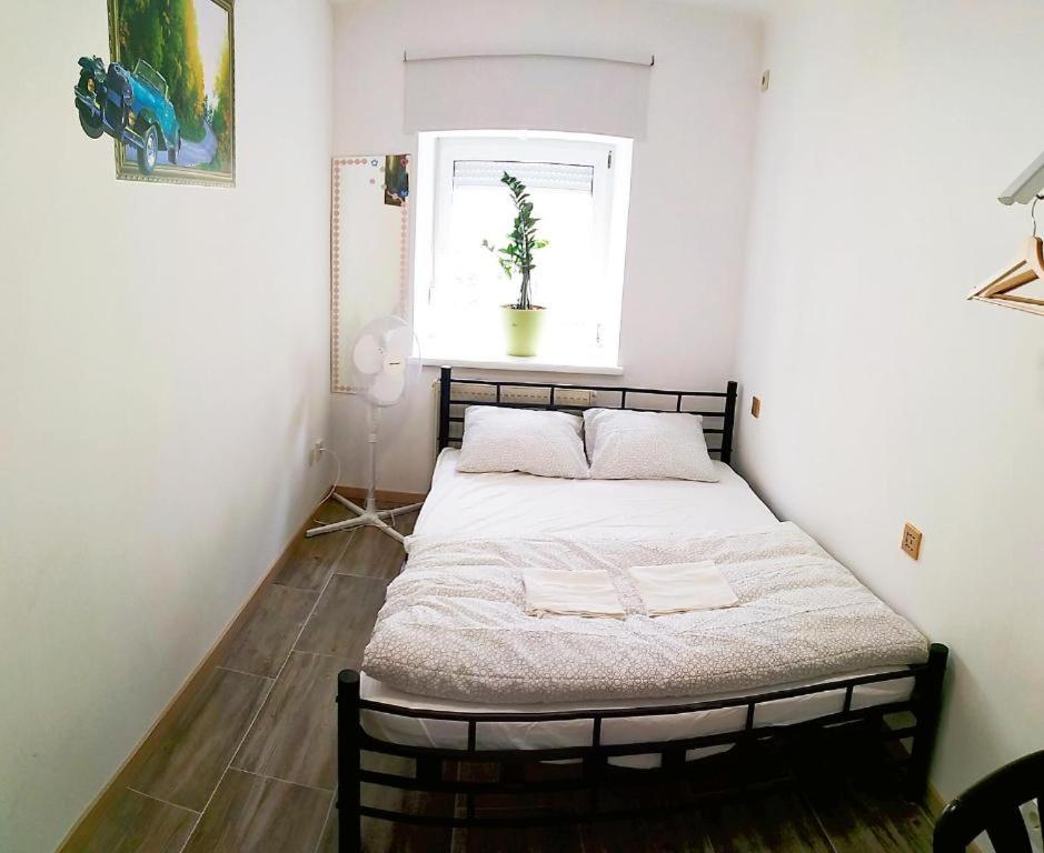 Una cama o camas en una habitación de Smart Mini Hotel