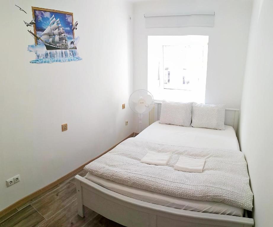 Una cama o camas en una habitación de Smart Mini Hotel
