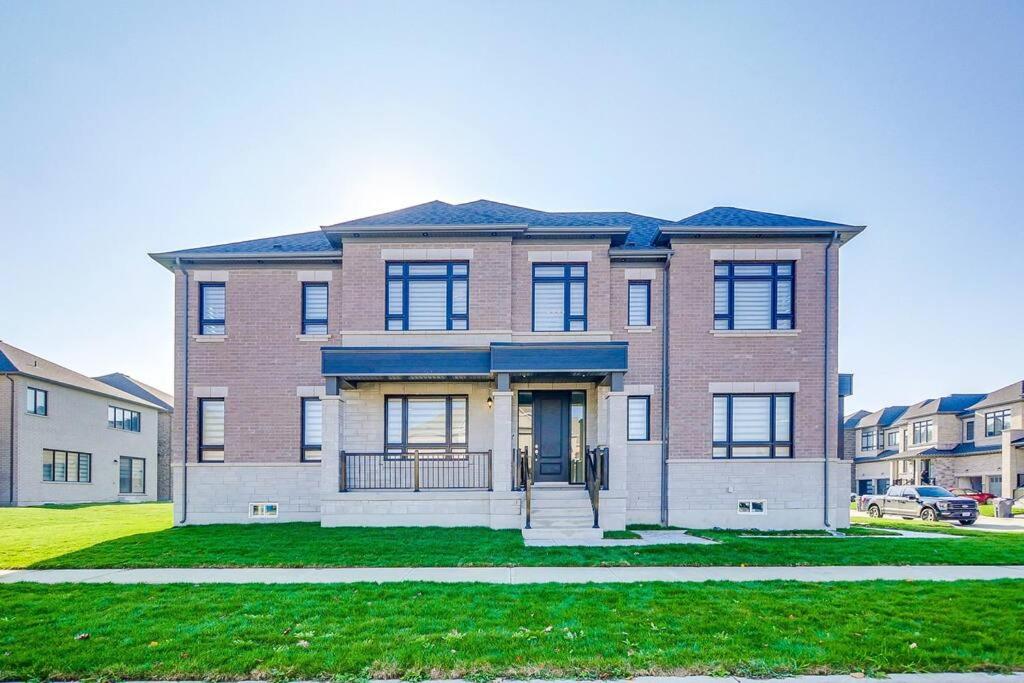 Luxurious 4 Bedroom House, Brampton (updated prices 2024)
