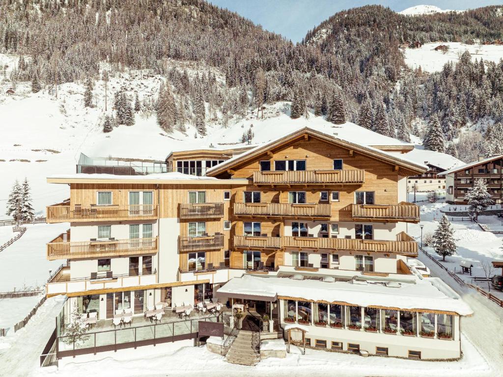domek narciarski w górach ze śniegiem w obiekcie Naturhotel Tandler w mieście Sankt Jakob in Defereggen