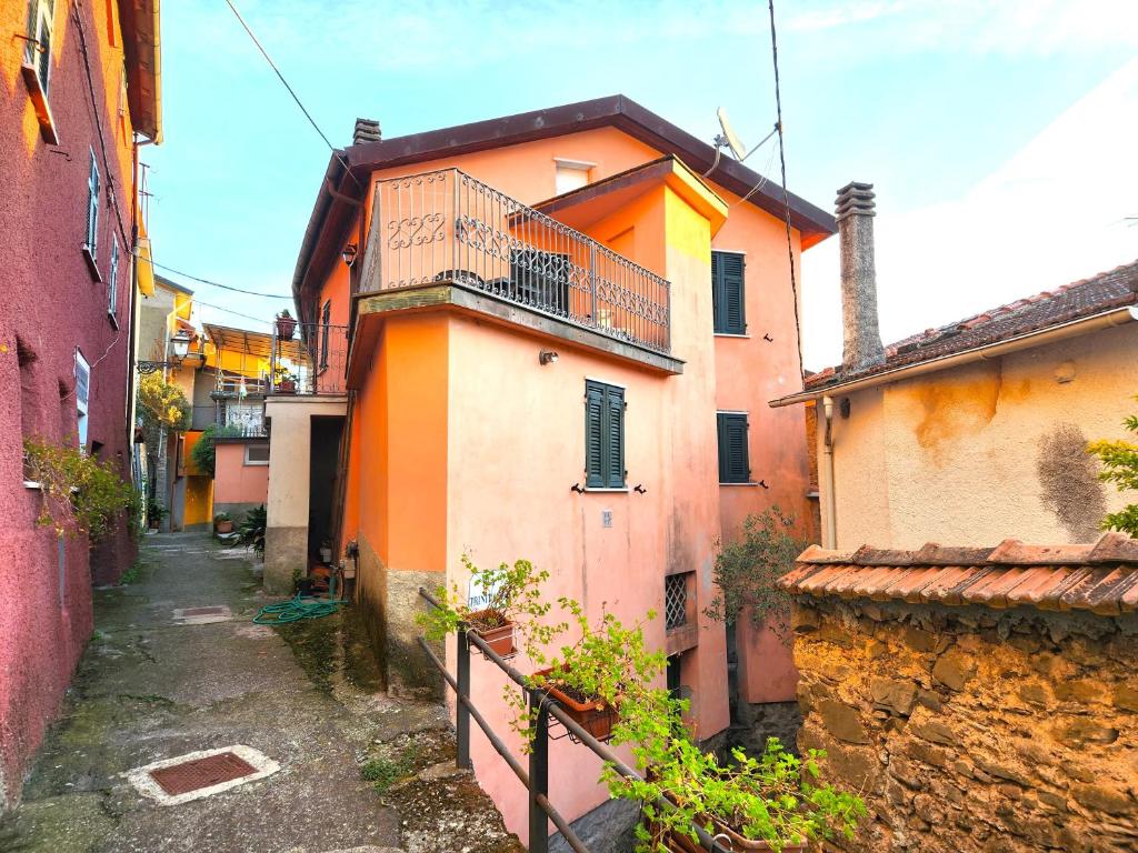 een steegje met een oranje en wit gebouw bij Casa Faggiona in Pignone