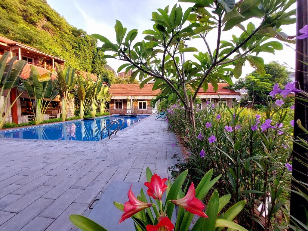 Ninh Binh Mountain Side Homestay & Cafe - 3