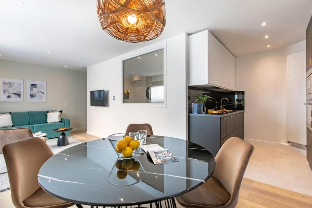 une salle à manger avec une table et des chaises en verre dans l'établissement Sweett - Pont Neuf, à Paris