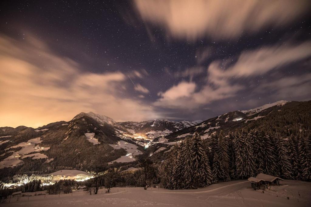 uma vista nocturna de uma serra coberta de neve em Haus Sylvia em Reith im Alpbachtal