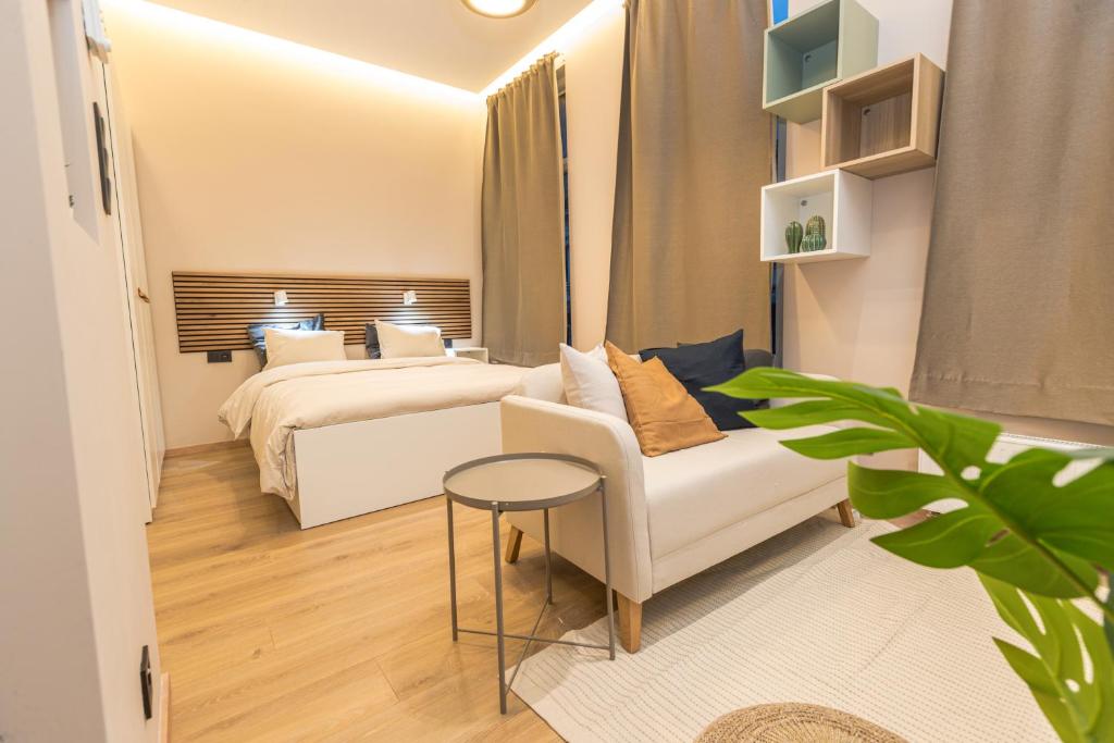 布魯塞爾的住宿－Golden Dove Luxury Aparts，一间卧室配有一张床、一张沙发和一张桌子