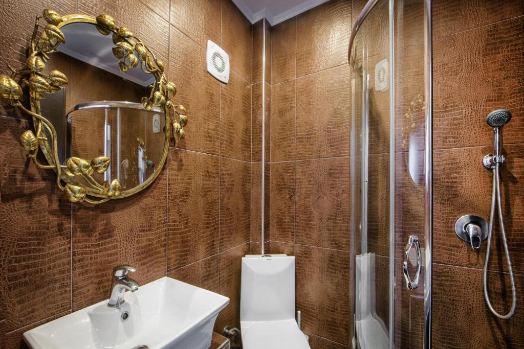 Koupelna v ubytování Leandros Hotel