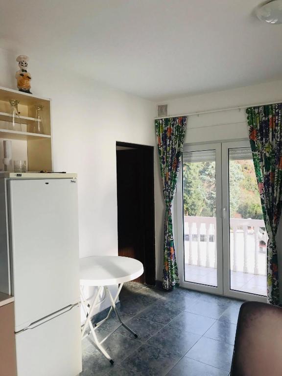 A cozinha ou kitchenette de TOP view Apartment Budva