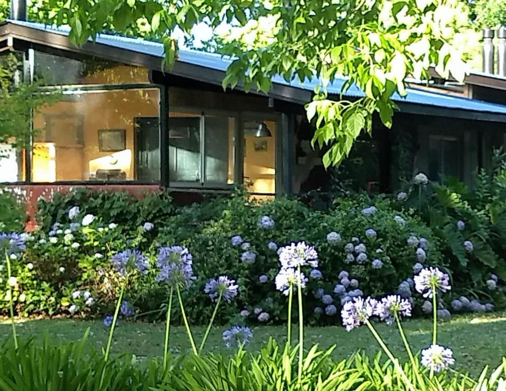 uma casa com flores em frente em Flamante casa en Delta de Tigre em Buenos Aires