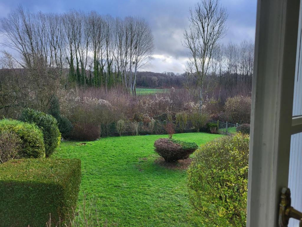 - une vue sur le jardin depuis la fenêtre d'une maison dans l'établissement Villa Alice, à Blérancourt