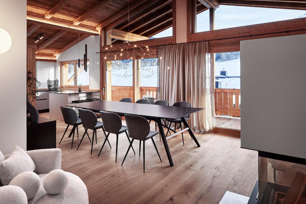 a kitchen and dining room with a table and chairs at Alpin Residenzen Buchensteinwand St. Ulrich by Alpina-Holiday in Sankt Ulrich am Pillersee