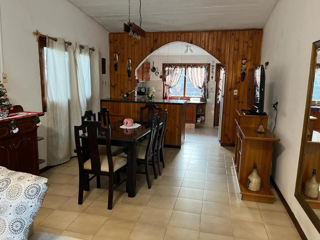 uma cozinha com mesa e cadeiras num quarto em Barrio Country em Piriápolis
