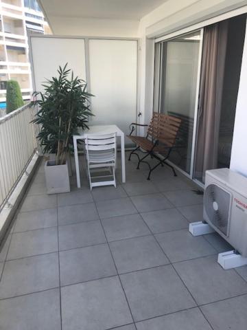 un balcon avec une table et des chaises sur un balcon dans l'établissement AGENCIA Studio Cannes Maria, à Cannes