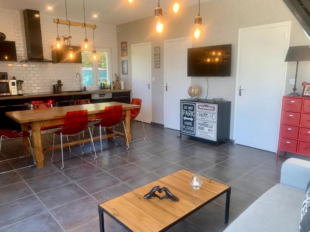 salon ze stołem i kuchnią w obiekcie Chez Mimi w mieście Saint-Germain-sur-Ay