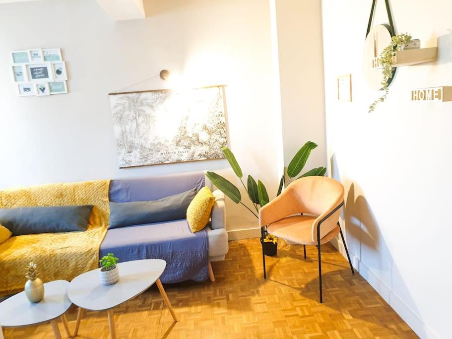 un salon avec un canapé et deux tables dans l'établissement Cosy Mûre 4CH - Stationnement gratuit, à Pau