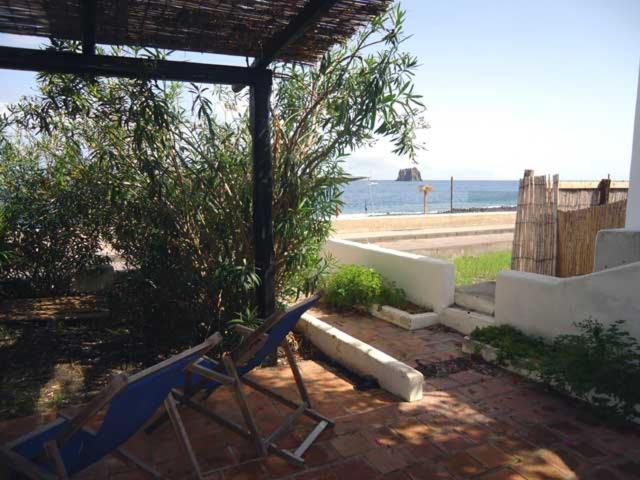 ein paar Stühle auf einer Terrasse in Strandnähe in der Unterkunft Ca Balena a mare in Stromboli