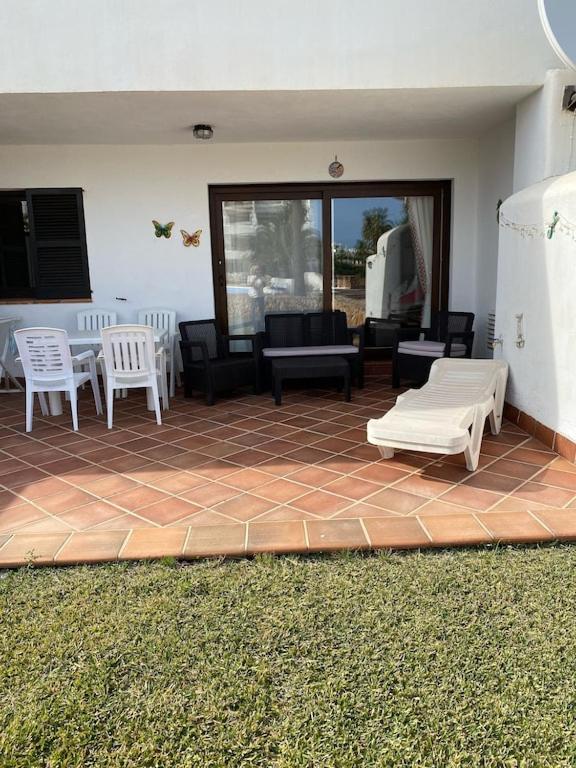 Posezení v ubytování Marina Dor - Cala Egos- Sunny ground floor apartment with large garden