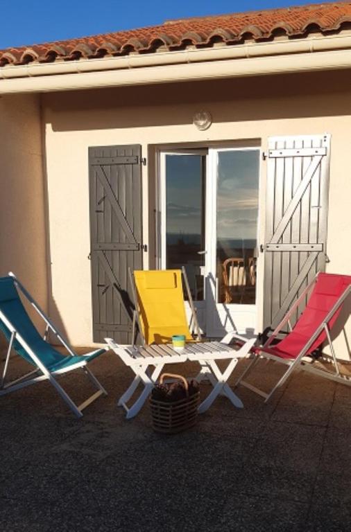 un groupe de chaises assises devant une maison dans l&#39;établissement Superbe vue sur l&#39;océan, accès direct à la plage, à La Tranche-sur-Mer
