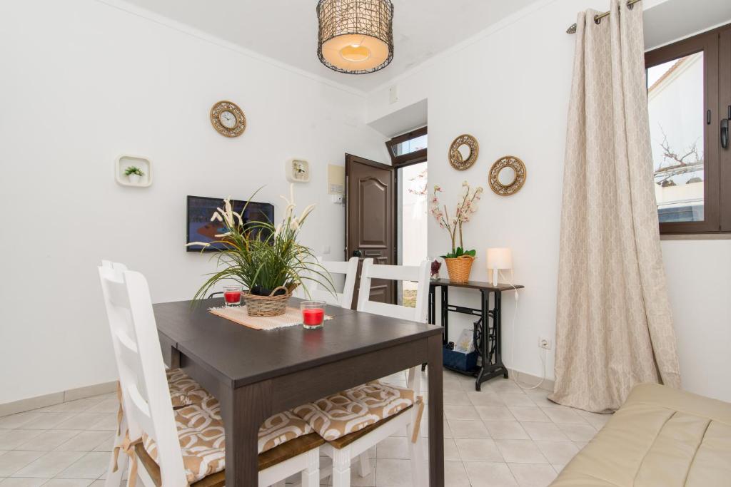 a kitchen and dining room with a table and chairs at Casa Florinda in Tavira
