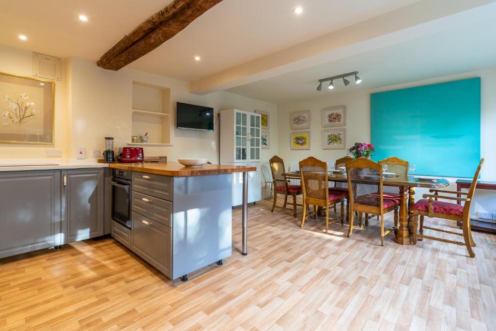 Kuchyň nebo kuchyňský kout v ubytování Woodmancote Manor Cottage