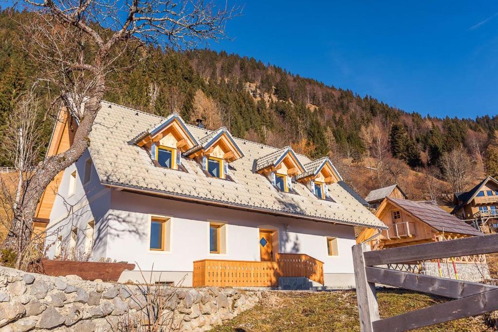 Nespecifikovaný výhled na hory nebo výhled na hory při pohledu z prázdninového domu