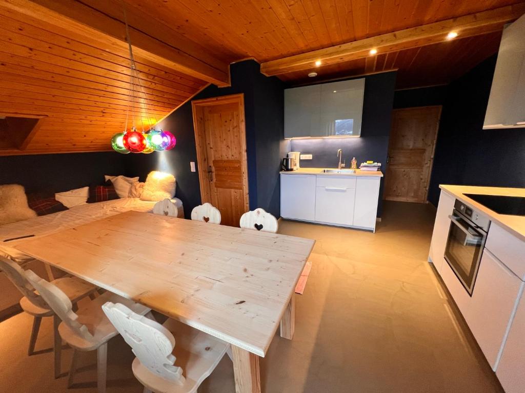 A kitchen or kitchenette at Apartmenthaus Rapplhof