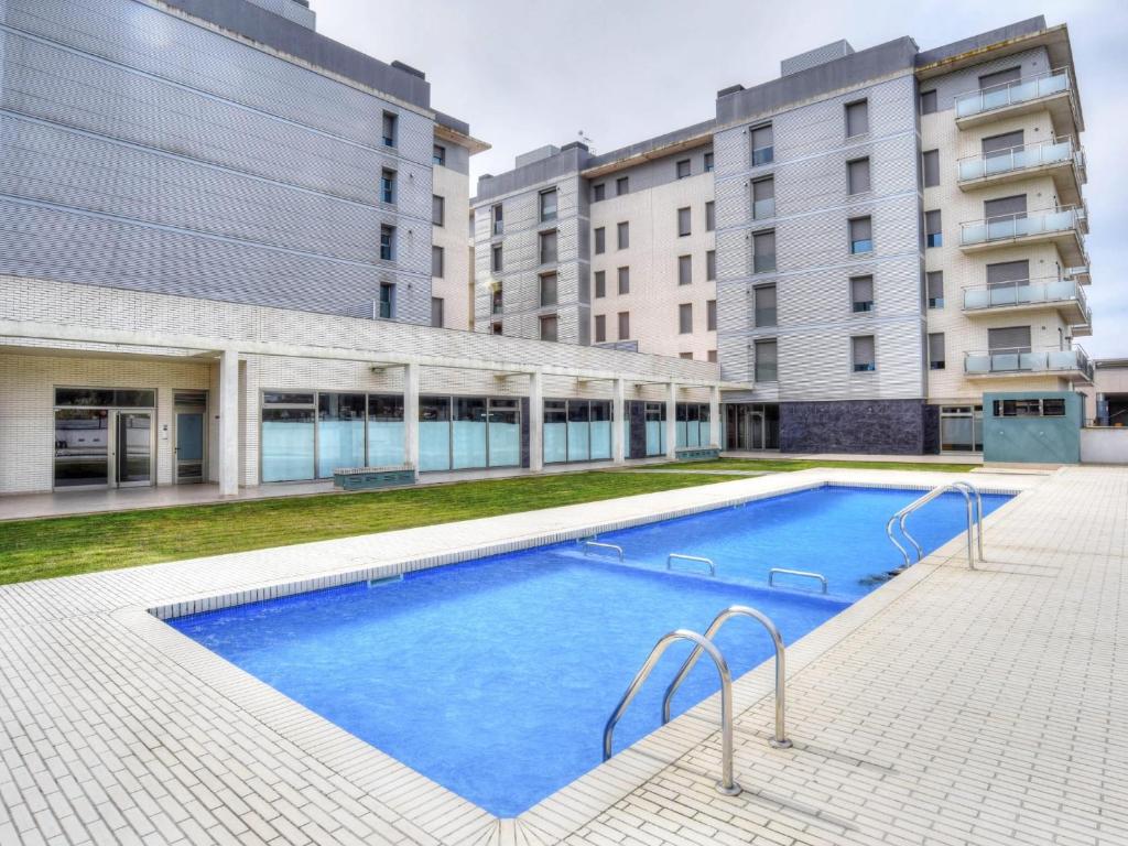 聖安東尼奧·德·卡隆的住宿－Piso Edificio Ramón，游泳池位于部分建筑前