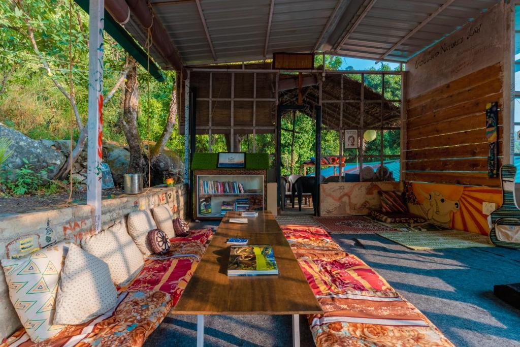 Patio nebo venkovní prostory v ubytování Vista Hostel Jeolikote, Nainital