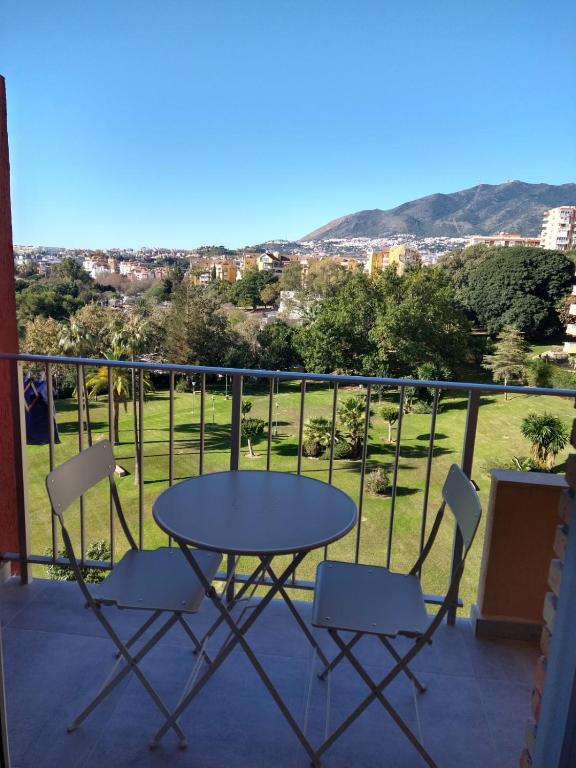 stół i krzesła na balkonie z widokiem w obiekcie Estudio Minerva 429, Costa del Sol w mieście Benalmádena