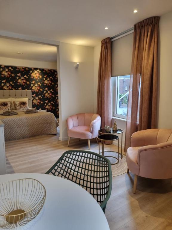 Gennep的住宿－bijDorien，卧室配有一张床和一张桌子及椅子